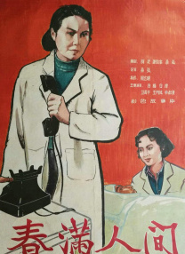 丹尼尔·克雷格饰演的侦探努瓦·布兰克一改短发干练的形象，在这一部中蓄起了长发和胡须。